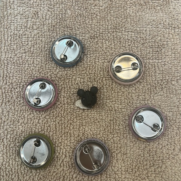 Assortment of Disney pins - Picture 2 of 9